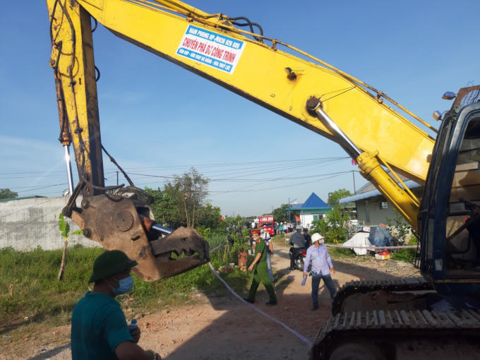 Máy móc tiến hành phá dỡ công trình trái phép.