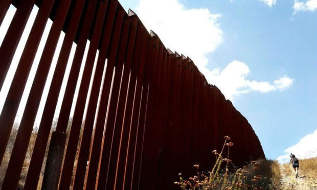Bức tường biên giới giữa Tecate, Mexico và Tecate, Mỹ.