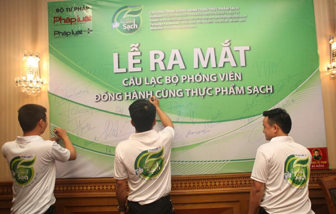 Những chiếc áo trắng có lô gô ghi dòng chữ: "Đồng hành cùng thực phẩm sạch" do Pháp Luật Plus  thiết kế để phục vụ chiến dịch truyền thông lan tỏa đến cộng đồng.