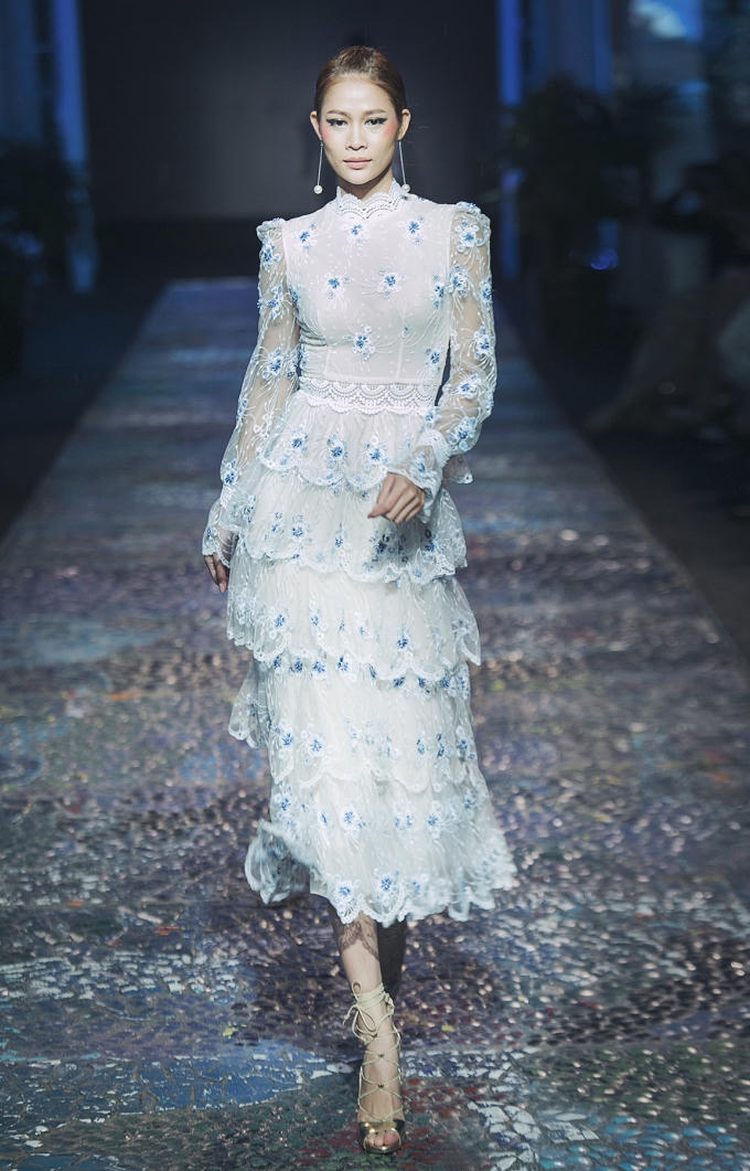 D&agrave;n mẫu h&agrave;ng đầu catwalk dưới mưa trong show diễn của NTK L&ecirc; Thanh H&ograve;a