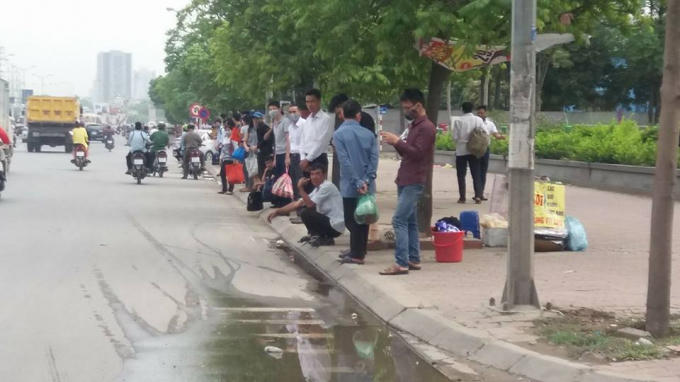Nhiều người vẫn chưa lên xe để về quê vì quá đông.