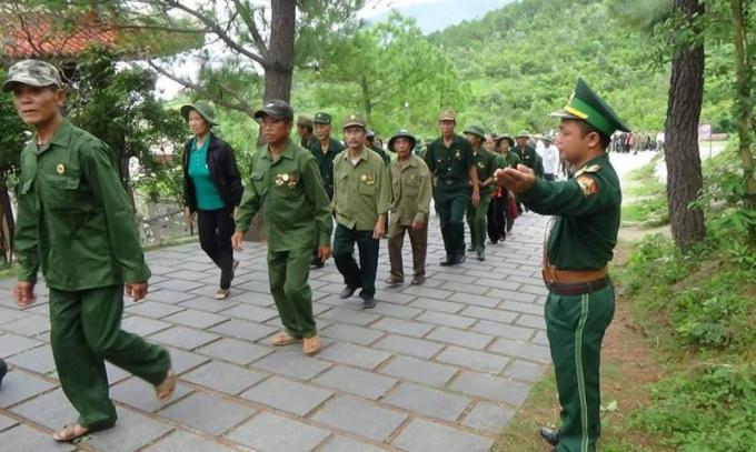 Những chiến sĩ Đội bảo vệ mộ Đại tướng Võ Nguyên Giáp dẫn từng đoàn khách lên viếng mộ Người.
