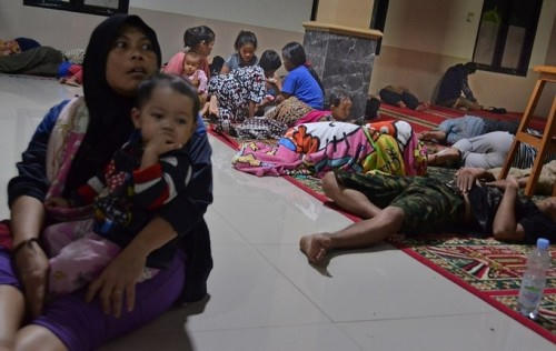 Những người dân bị mất nhà cửa trú tại một nhà thờ Hồi giáo ở khu vực địa hình cao.