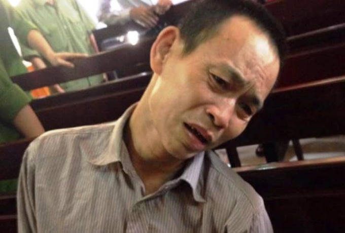 Bị cáo Đinh Thiện suy sụp trong phiên xử Phúc thẩm.