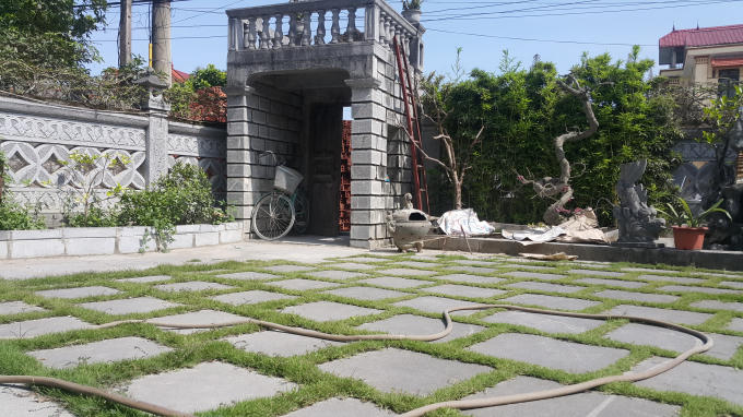 Cổng và tường rào của ngôi nhà cũng được làm bằng đá và được chạm trổ những nét hoa văn tỷ mỉ, vô cùng bắt mắt. Sân cũng được lát bằng đá và để một khoảng trống nhỏ cho cỏ mọc tạo nên không gian mát mẻ cho ngôi nhà