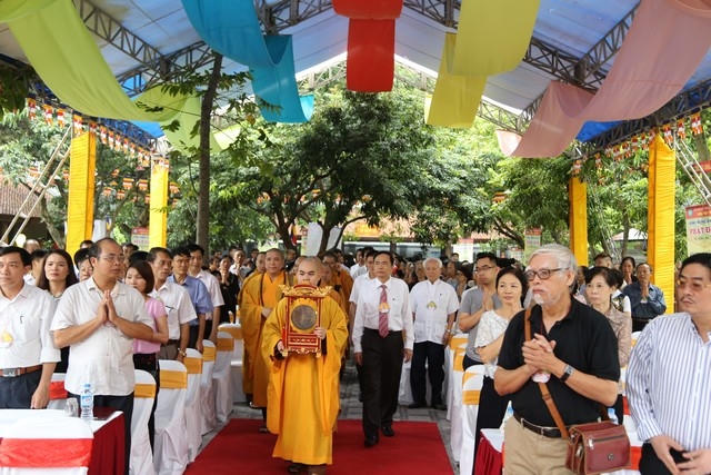 Nghi lễ kính Phật...