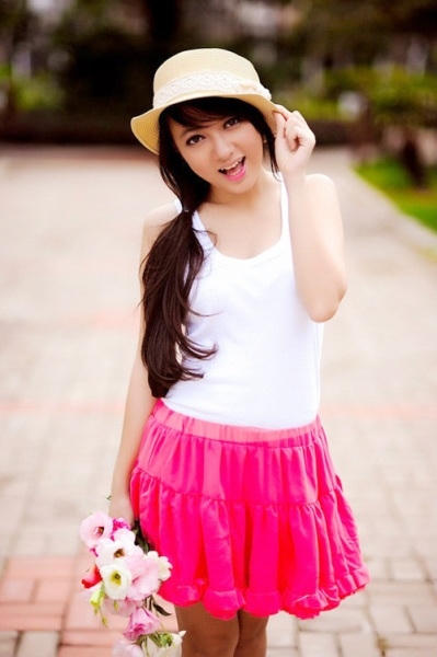 Xuân Nghi sinh năm 1994, cô nổi tiếng với loạt ca khúc dành cho thiếu nhi giống Xuân Mai.