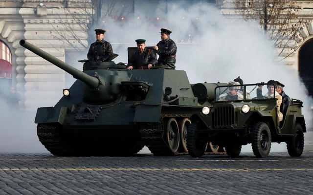 Khí tài quân sự xuất hiện trong buổi lễ.