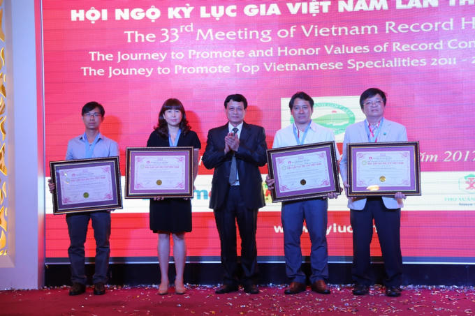 Đại diện L&atilde;nh đạo c&aacute;c tỉnh, th&agrave;nh phố, địa phương tr&ecirc;n to&agrave;n quốc về tham dự v&agrave; nhận bằng Top ẩm thực - đặc sản tại Hội ngộ.