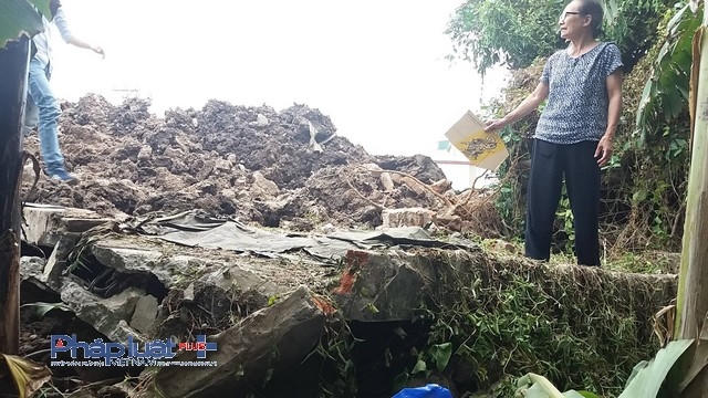 Phần tường bị xô đổ và phần đất san lấp đất bất hợp pháp.
