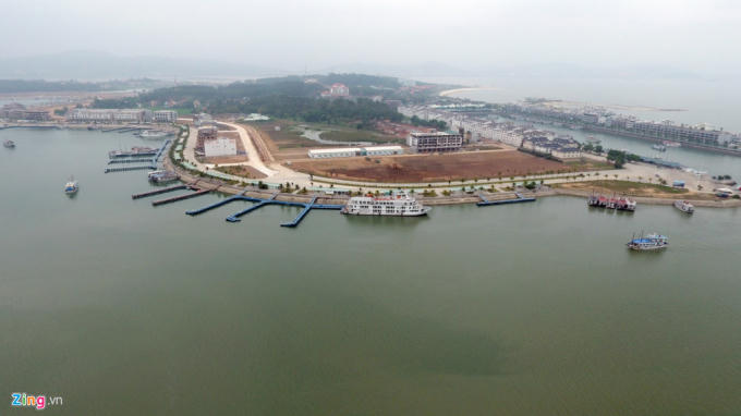 Ngoài đề xuất lấn biển xây biệt thự hình đóa hoa, tập đoàn này còn được cho phép điều chỉnh quy hoạch mở rộng sân golf từ 18 lỗ lên thành 27 lỗ với diện tích 143 ha; mở rộng lộ giới đường dẫn từ đất liền ra đảo Tuần Châu, bổ sung cầu với chiều dài 120 m.