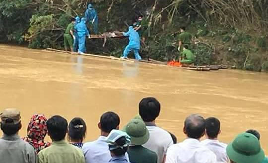 Thi thể Thượng tá Cao Đăng Cường  bị lũ cuốn mắc trên lùm cây ven bờ sông Âm.