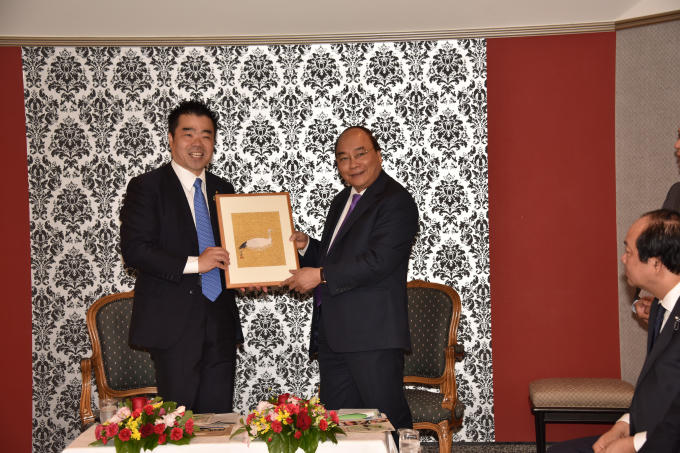 Thủ tướng Nguyễn Xuân Phúc tiếp Thống đốc tỉnh Shiga và trao quà lưu niệm.