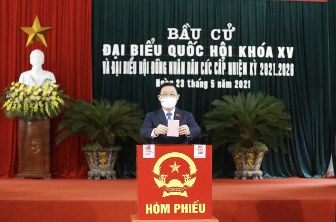 Chủ tịch Quốc hội Vương Đình Huệ thực hiện quyền công dân tại Khu vực bỏ phiếu số 1, thị trấn An Lão, huyện An Lão.