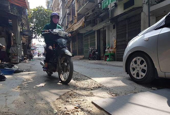 Một công nhân cho biết, họ đang đào đường để thi công công trình ngầm, sau khi hoàn thành sẽ hoàn trả mặt đường.