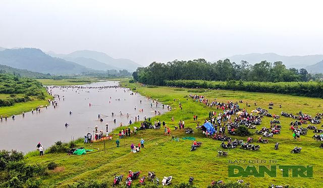 Tấp nập mang nơm, vó, lưới đổ về lễ hội đánh bắt cá có một không hai ở miền Trung