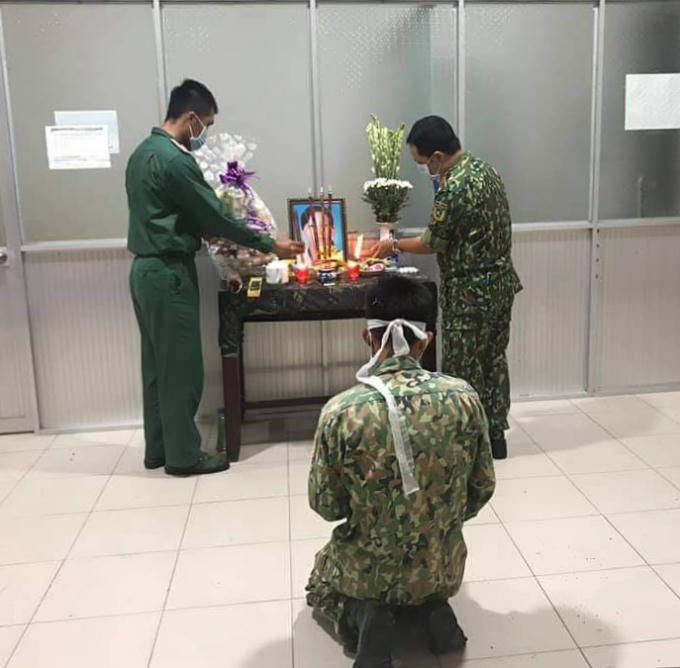 Trung sĩ Phùng Minh Phục chịu tang bên di ảnh Mẹ.