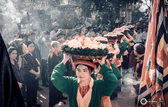 Lễ dâng hương diễn ra trong không khí trang nghiêm.
