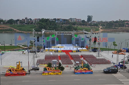 Lễ hội văn hóa dân gian đường phố năm 2016 nhằm khơi dậy đạo lý uống nước nhớ nguồn với công lao dựng nước và giữ nước của các vua Hùng,...