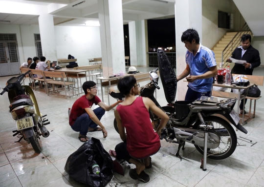Ngày đầu tiên sửa chữa, do có nhiều xe phải kiểm tra, cả hai phải thức trắng đêm. Ban đầu, bảo vệ đến nhắc nhở, nhưng khi nghe trình bày lý do thì rất thông cảm, tạo điều kiện cho hai "thợ sửa xe" này hành nghề.