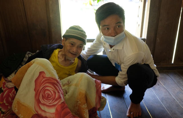 Cụ Phước không đi lại được nhưng rất vui vì cán bộ mang tận hòm bỏ phiếu đến nhà.