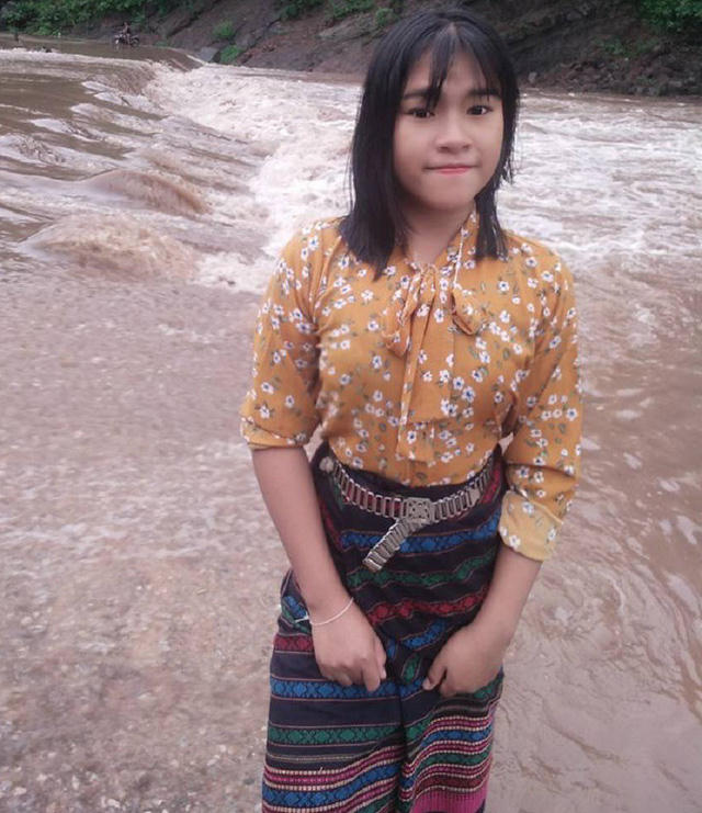 Y Hát, cô nữ sinh người Ma Coong.