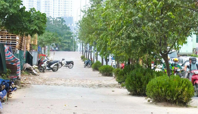 Đoạn vỉa hè qua nút giao Tố Hữu – Mỗ Lao đã không còn cảnh người dân dắt bộ xe đi ngược chiều.