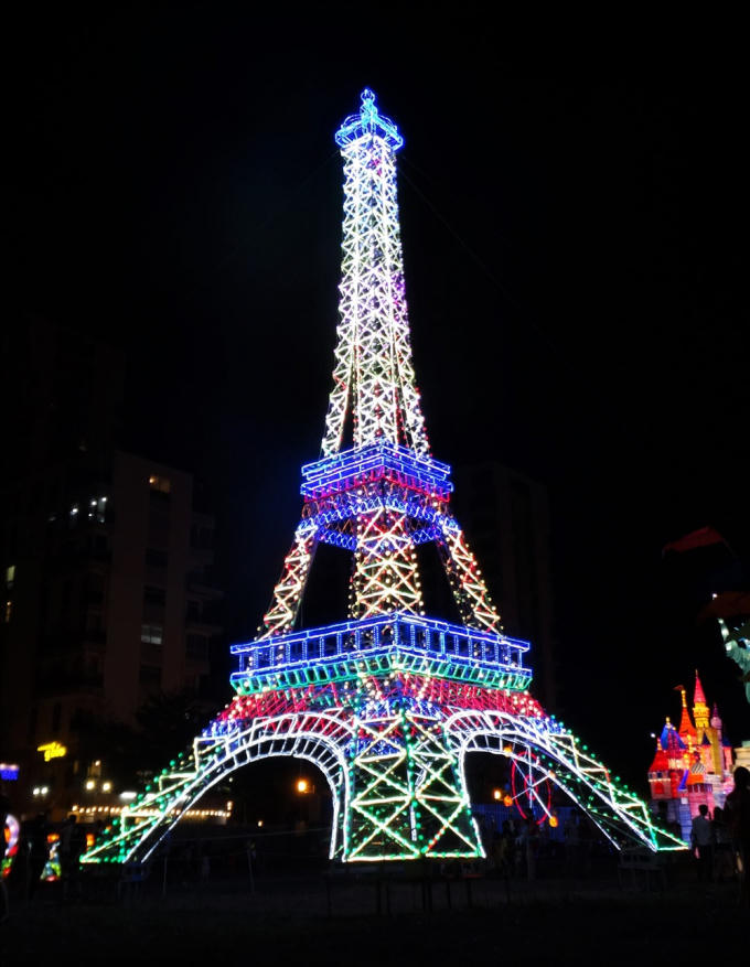 Mô hình tháp Eiffel, Pháp thu hút hàng triệu du khách tới chụp ảnh nay đã có bản sao tái hiện bằng ánh sáng tại Việt Nam.