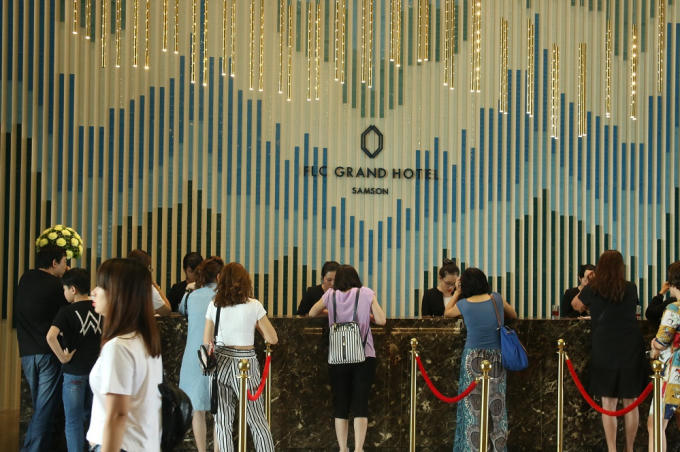 “Vài năm gần đây tôi nghe bạn bè, đồng nghiệp phản hồi về việc dịch vụ du lịch tại Sầm Sơn, Thanh Hóa đã đổi khác rất nhiều so với trước, nên quyết tâm phải tới đây một lần. Rút kinh nghiệm vì không đặt trước phòng nên lỡ hẹn năm ngoái, năm nay tôi đã đặt phòng trước hẳn một tháng và có được cho gia đình mình một căn phòng khách sạn hướng biển tại FLC Sầm Sơn”, anh Hà Văn Toàn, du khách đến từ Hà Nội chia sẻ. 