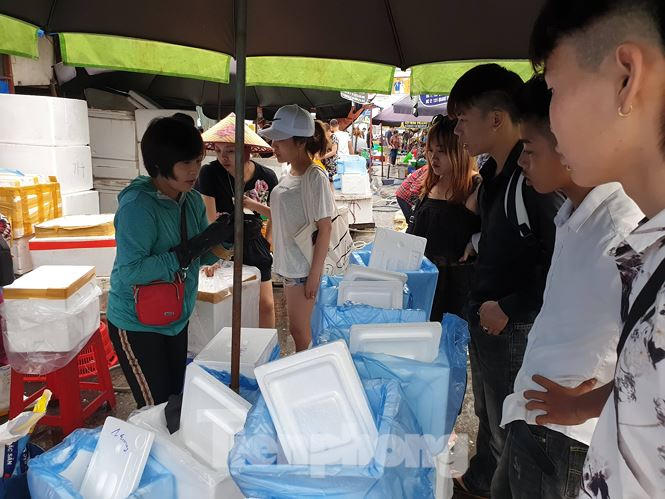 Đắt khách nhất vẫn là hàng đóng thùng xốp. Mỗi lần đóng thùng có giá từ 40 nghìn đến 100 nghìn đồng tùy vào kích cỡ từng thùng và đá lạnh đủ để khách mang đi 1 ngày 1 đêm.