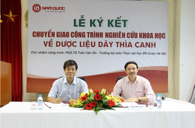 Lễ ký kết chuyển giao đề tài nghiên cứu cấp Bộ về Dây thìa canh cho công ty Nam Dược