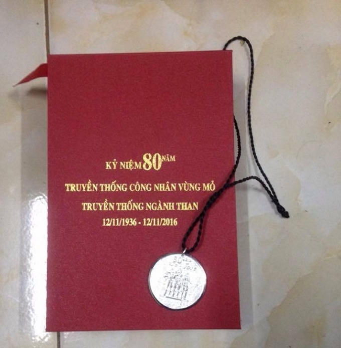 Trọn bộ sản phẩm “Logo thợ mỏ Việt Nam” được "tặng" cho gần 100 nghìn công nhân ngành than nhân dịp kỷ niệm 80 năm ngày truyền thống công nhân mỏ và truyền thống ngành than.