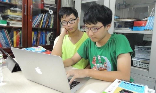 Hai anh em Đặng Thái Anh (SN 2003) và Đặng Nhật Anh (SN 1998) ở quận Tân Bình (TP.HCM) được bố mẹ cho nghỉ học ở trường để ở nhà tự học (home-schooling).