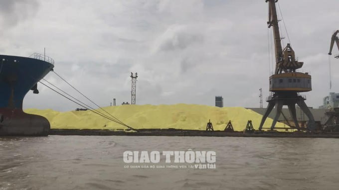 Những "ngọn núi" lưu huỳnh "lộ thiên"  tại Cảng Hoàng Diệu