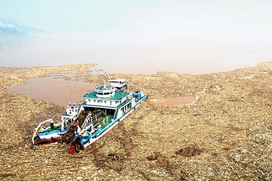 Một tàu cá Trung Quốc đang đổ rác xuống sông (Ảnh minh họa)