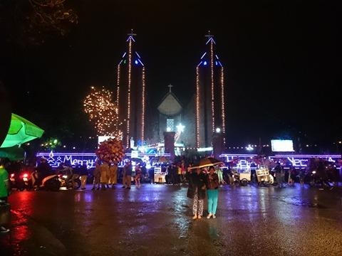Không khí đêm Noen tại nhà thờ Phủ Cam.