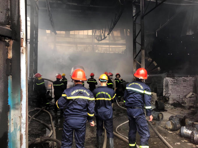 Ngay sau khi nhận được thông tin, lực lượng Cảnh sát PCCC Nghệ An đã điều với 5 đội chữa cháy, 12 xe chữa cháy, 2 xe chỉ huy, 2 xe tiếp nước, 1 xe trạm bơm, máy bơm chữa cháy với gần 130 cán bộ chiến sĩ nhanh chóng tới hiện trường, triển khai nhiều hướng tiếp cận đám cháy.