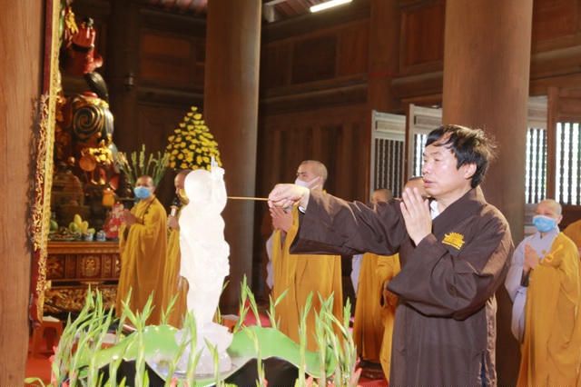 Linh thiêng nghi lễ tắm Phật.