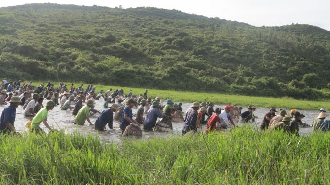 Dòng người dàn hàng ngang đánh cá tạo nên một không khí vô cùng náo nhiệt.