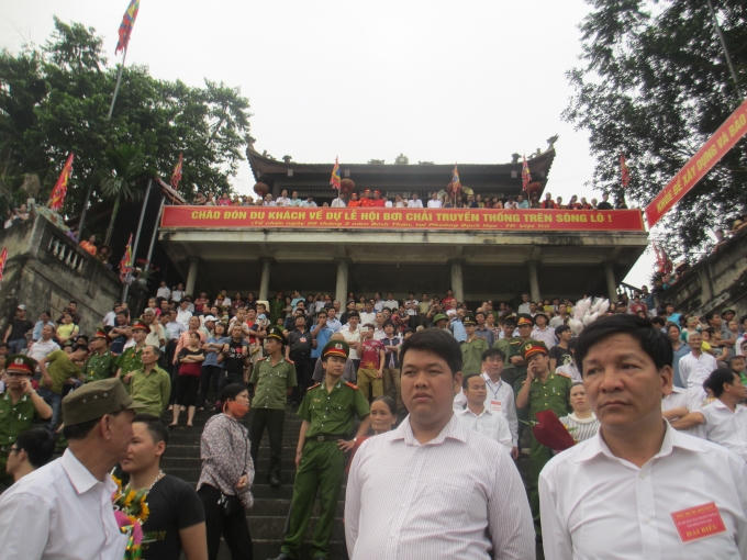 Rất đông người dân địa phường cũng như các vùng lân cận đến cổ vũ cho các đội bơi Chải trên Sông Lô sáng 15/4. (ảnh: Thu Hường)