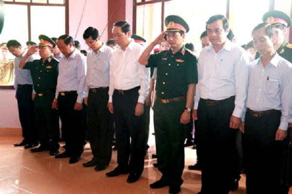 Chủ tịch nước Trần Đại Quang đặt vòng hoa, dâng hương tưởng niệm cán bộ, chiến sĩ an ninh Khu 5