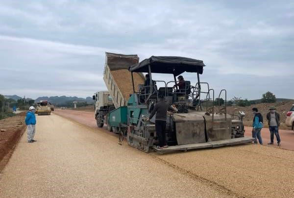 Nhà thầu tập trung máy móc, nhân lực thi công nền đường.