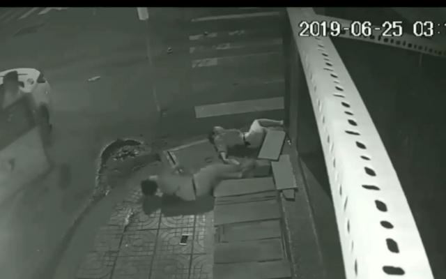 Clip: Tông chết cô gái ở TP.HCM, tài xế taxi xuống nhìn rồi bỏ đi gây phẫn nộ