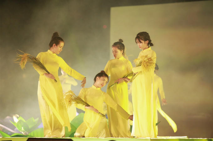 Ca khúc "Hát về cây lúa hôm nay" biến sân khấu DIFF 2017 thành một miền phù sa vàng óng ánh màu lúa chín.