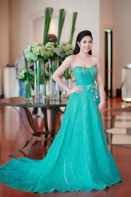 Ngọc Hân như công chúa với đầm xanh cúp ngực gợi cảm