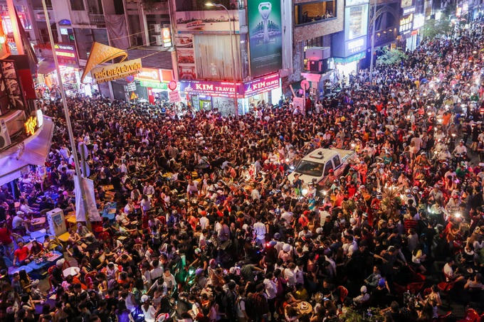 Tối 31/10, không khí Halloween rộn ràng trên phố đi bộ Bùi Viện (quận 1, TP HCM). Từ 19h, hàng nghìn người đổ về con phố gây nên cảnh ùn tắc kéo dài, nặng nhất là đoạn giao với đường Đề Thám. Các điểm giữ xe đều chật kín, giá vé gửi xe tăng 30.000 - 40.000 đồng một chiếc.