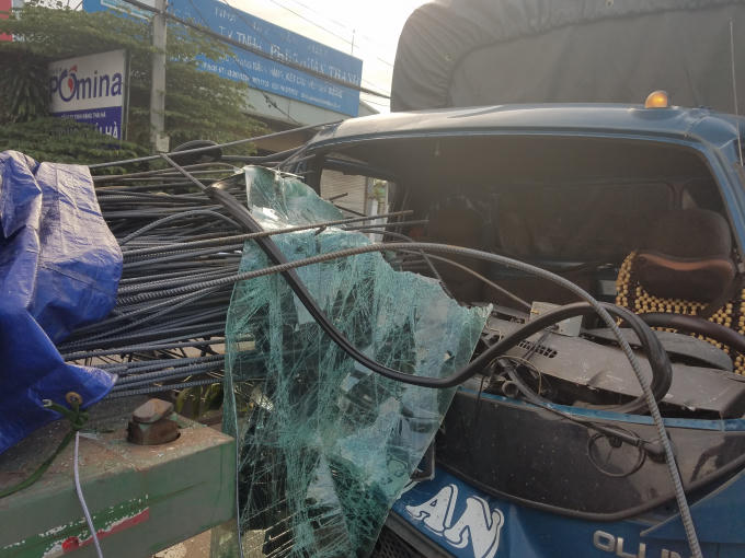 Cabin xe tải bị đâm nát sau va chạm.