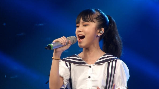 Thùy Anh với ca khúc "Bay qua biển Đông".