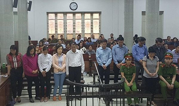 Các bị cáo đứng trước vành móng ngựa trong phiên tuyên án.