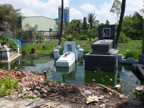 Mồ mả của dân cũng bị ngập dơ bẩn vì nước thải thải ra từ hoạt động của trạm trộn bê tông.